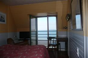 chambre 18( env.18m²) vue sur mer .107 euros